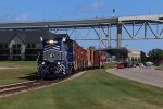 After finishing its work, Y505 rolls along with 6 cars for CN